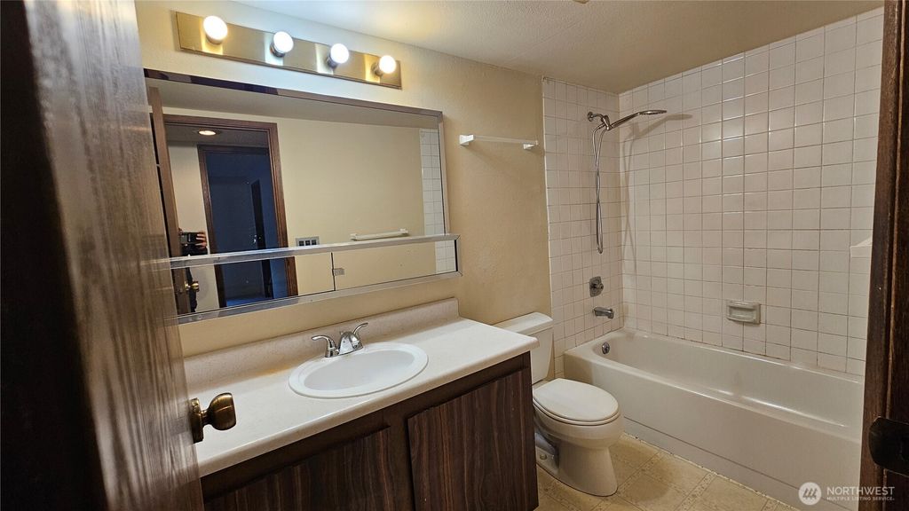 Photo of 4737 W Lake Sammamish Pkwy SE Pkwy #A208, Issaquah, WA 98027 (MLS # 2467657)