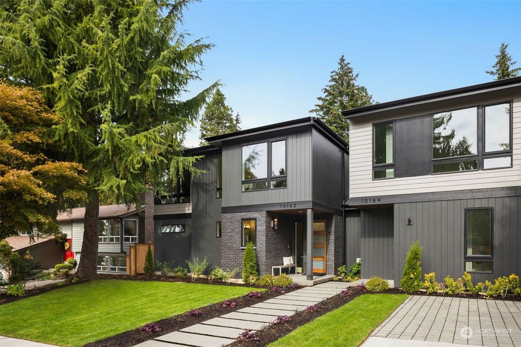 Photo of 10162 NE 113th Place, Kirkland, WA 98033 (MLS # 2298187)