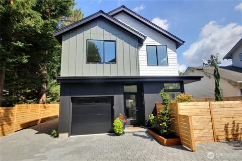 Photo of 811 NE 90th Street, Seattle, WA 98115 (MLS # 2570339)