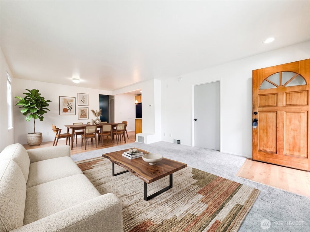 Photo of 5521 Brooklyn Avenue NE, Seattle, WA 98105 (MLS # 2586514)