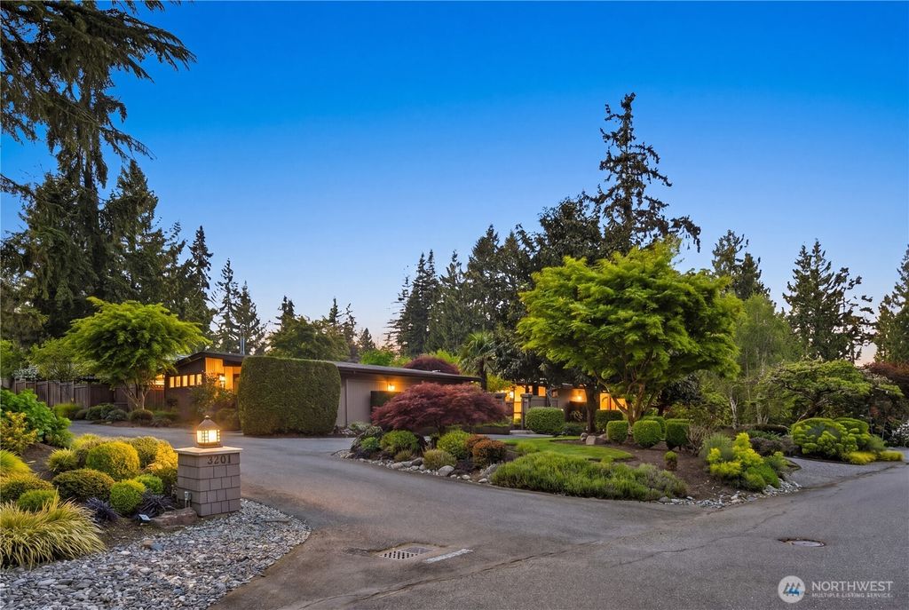 Photo of 3215 78th Place NE, Medina, WA 98039 (MLS # 2515879)