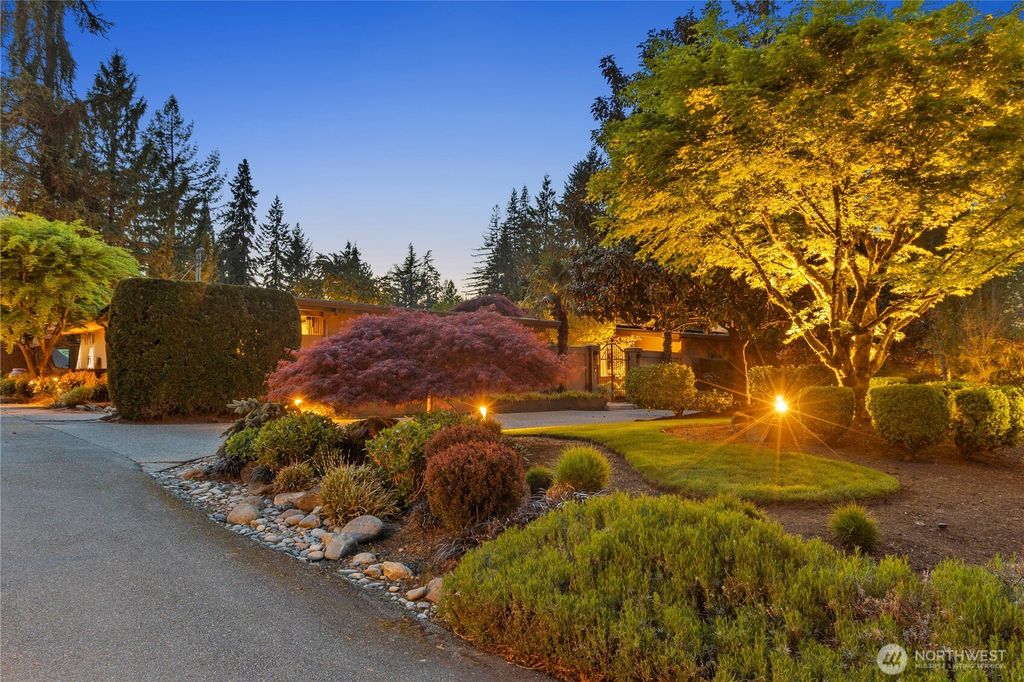 Photo of 3215 78th Place NE, Medina, WA 98039 (MLS # 2515879)