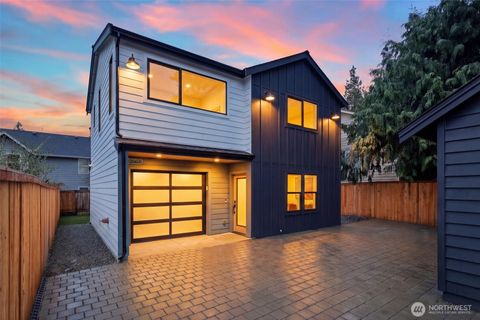 Photo of 12562 17th Avenue NE #B, Seattle, WA 98125 (MLS # 2486638)