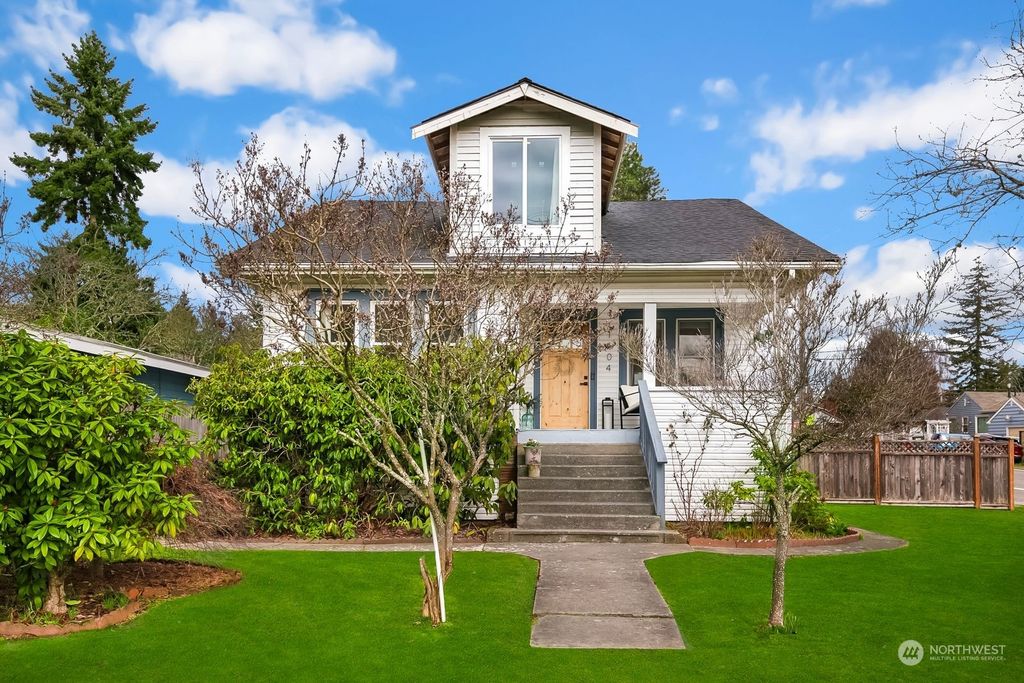 Photo of 1404 SW 149th Street, Burien, WA 98166 (MLS # 2207807)