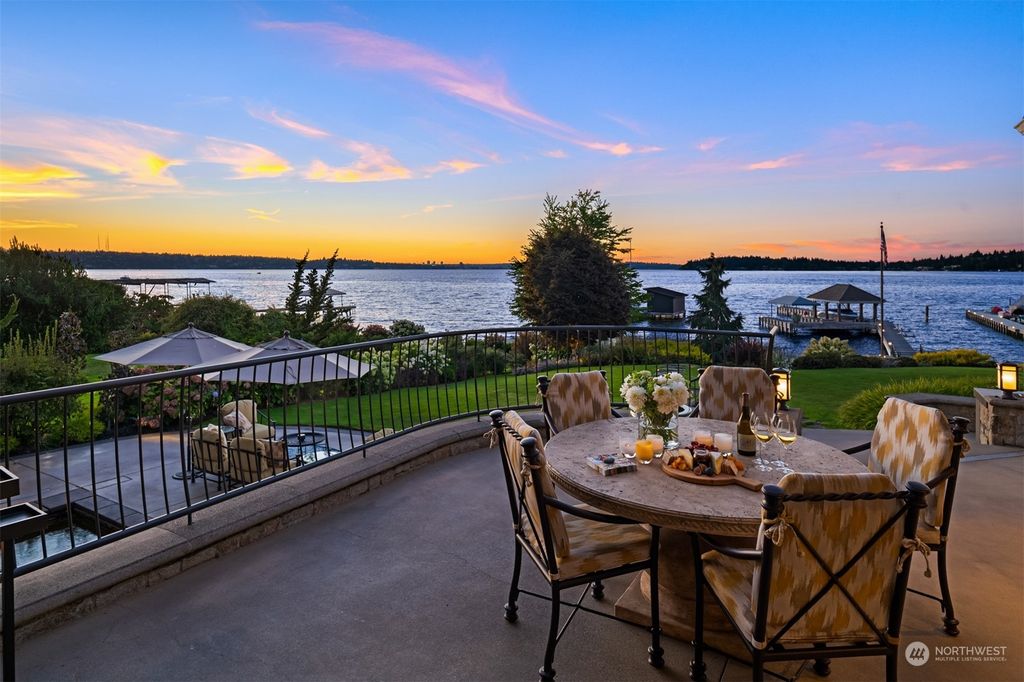 Photo of 7838 SE 22nd Place, Mercer Island, WA 98040 (MLS # 2042165)