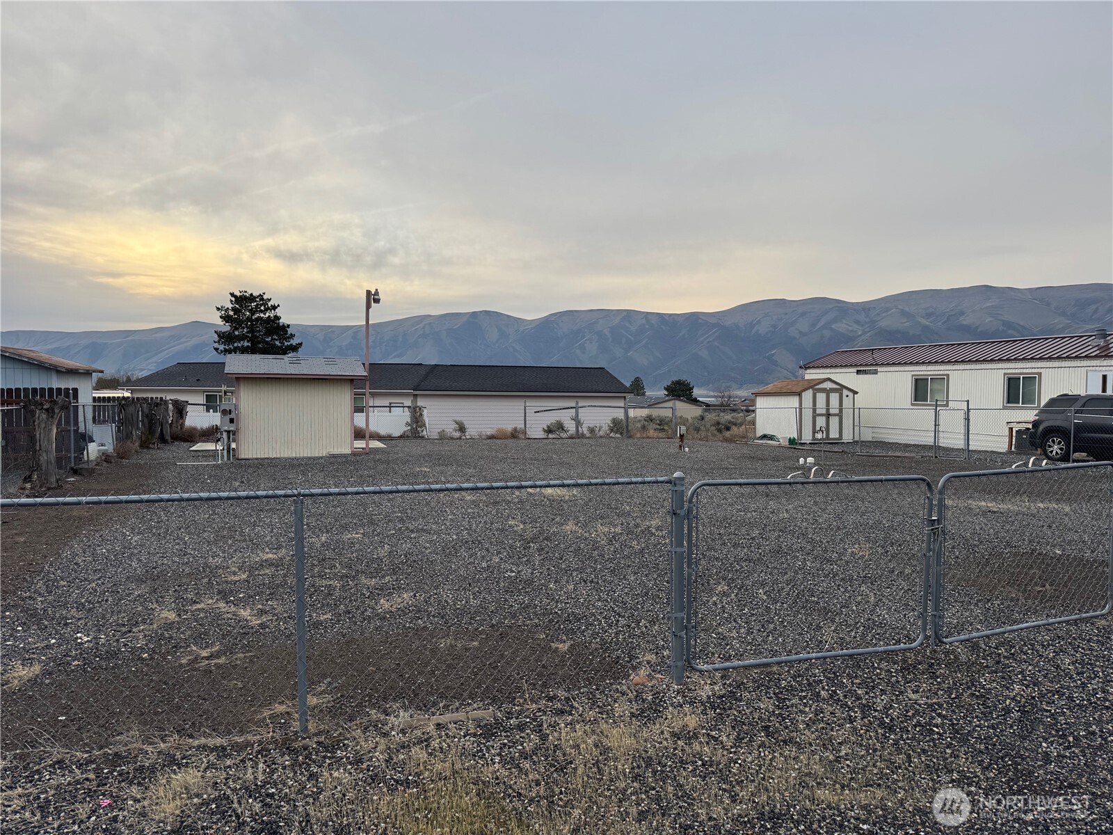 606 Edgewater Way SW