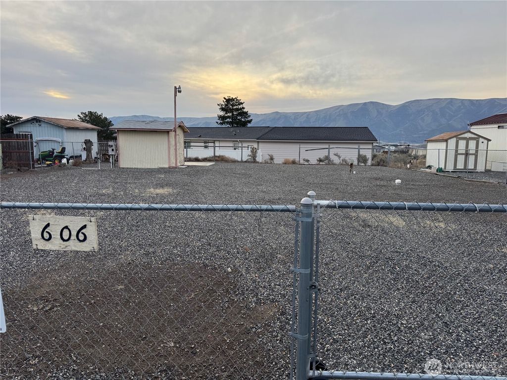 Photo of 606 Edgewater Way SW, Mattawa, WA 99349 (MLS # 2472040)