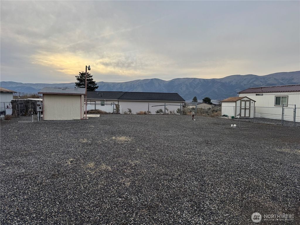 Photo of 606 Edgewater Way SW, Mattawa, WA 99349 (MLS # 2472040)