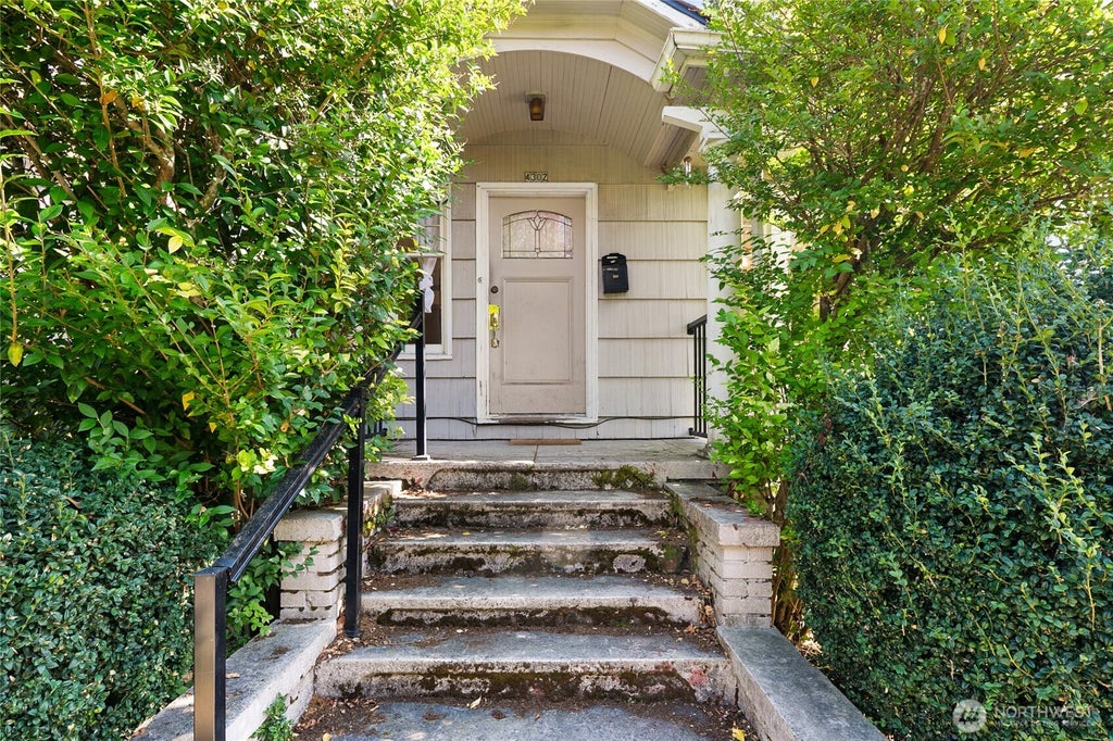 Photo of 4302 Francis Avenue N, Seattle, WA 98103 (MLS # 2590935)