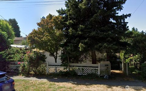 Photo of 9537 Ashworth Avenue N, Seattle, WA 98103 (MLS # 2439778)