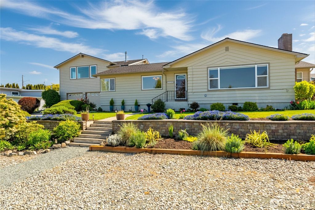 Photo of 1119 Longview Avenue, Anacortes, WA 98221 (MLS # 2516527)