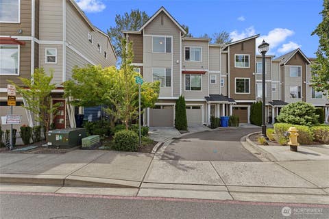 Photo of 347 Vashon Court NE, Renton, WA 98059 (MLS # 2561034)
