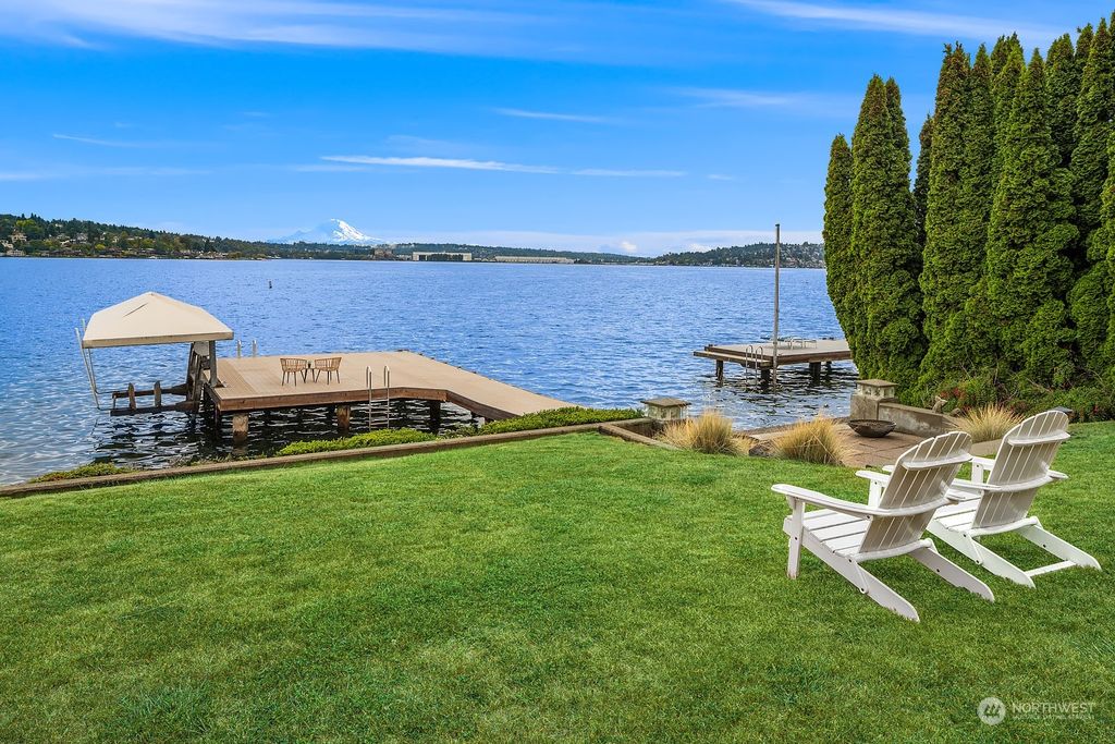 Photo of 8236 Avalon Drive, Mercer Island, WA 98040 (MLS # 2166010)