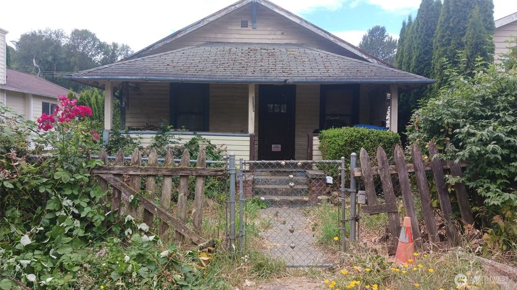 Photo of 5605 25th Avenue SW, Seattle, WA 98106 (MLS # 2406423)