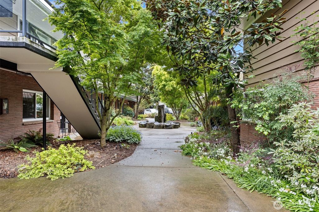 Photo of 526 17th Avenue E #4, Seattle, WA 98112 (MLS # 2364958)