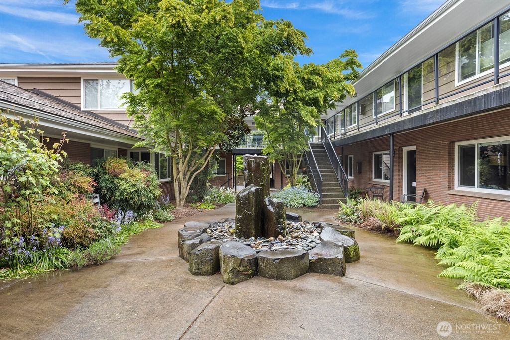 Photo of 526 17th Avenue E #4, Seattle, WA 98112 (MLS # 2364958)
