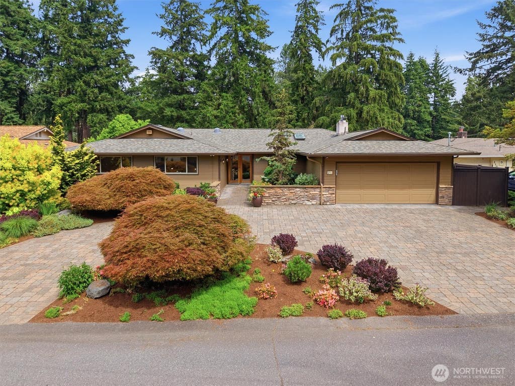 Photo of 216 131st Avenue NE, Bellevue, WA 98005 (MLS # 2533642)