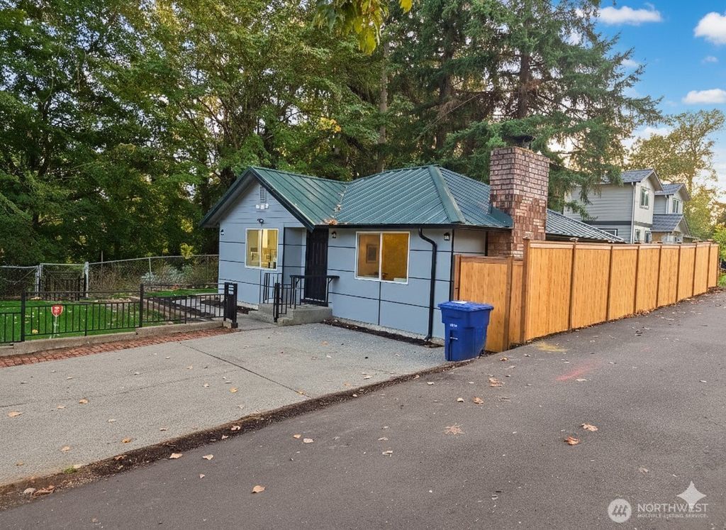 Photo of 1147 Aberdeen Avenue NE, Renton, WA 98056 (MLS # 2481136)