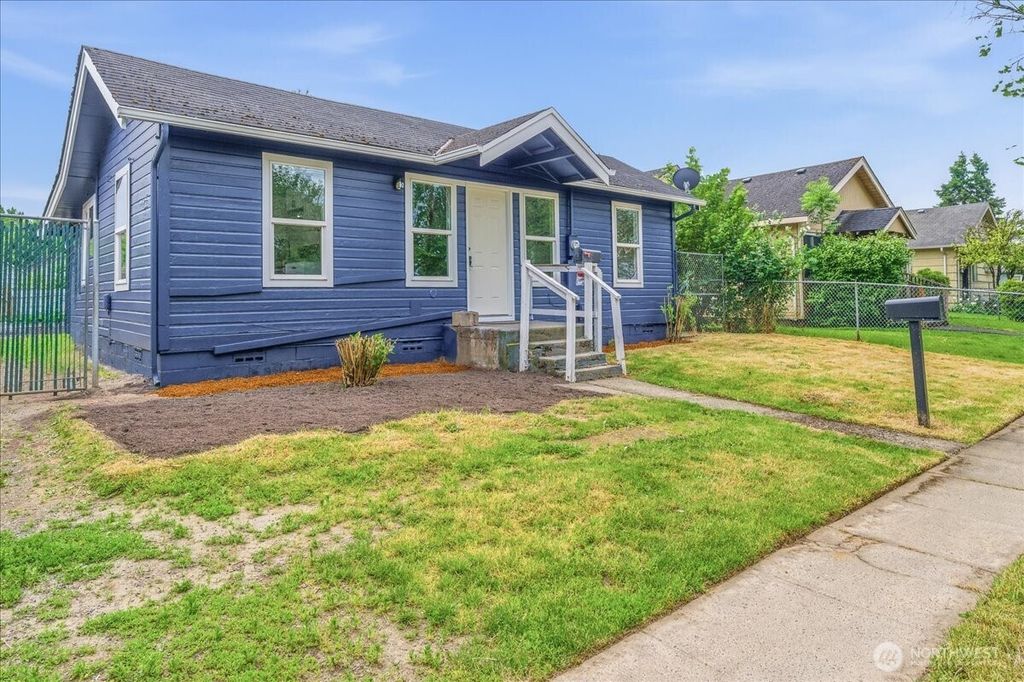 Photo of 1116 9th Avenue, Longview, WA 98632 (MLS # 2531931)