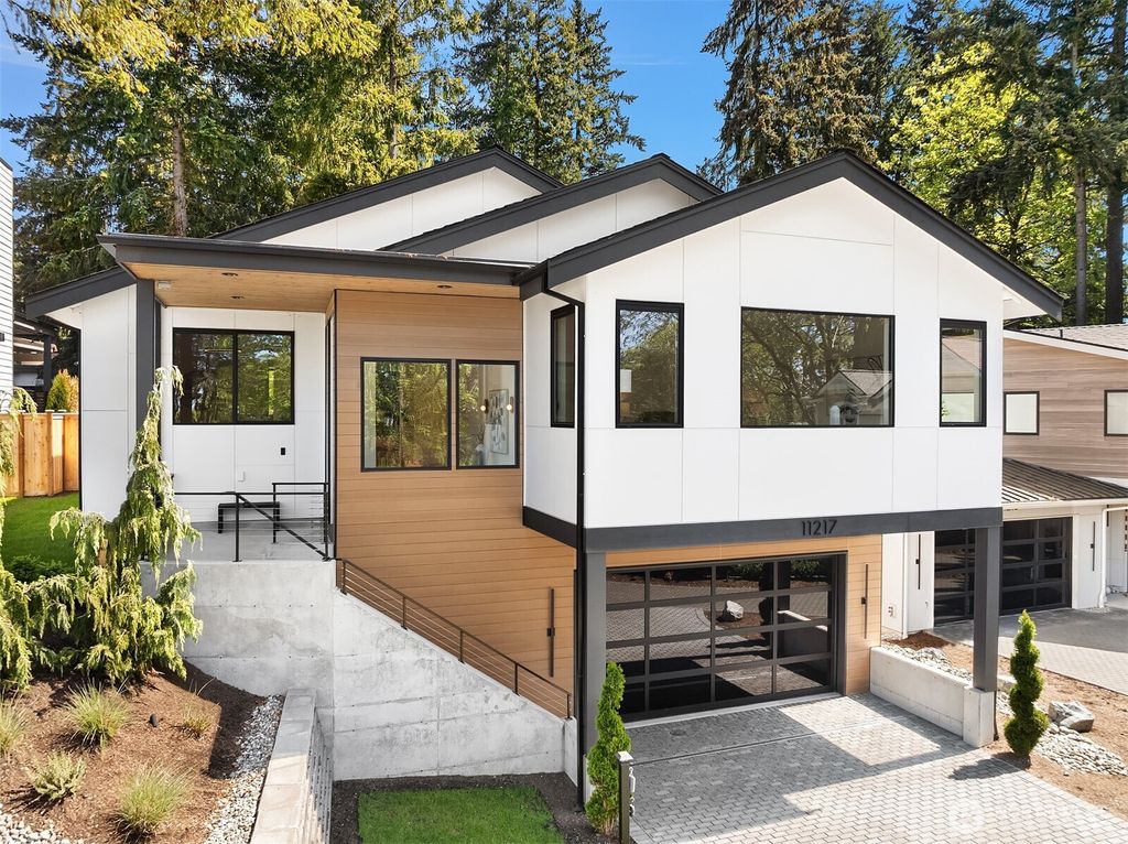 Photo of 11217 NE 103rd Place, Kirkland, WA 98033 (MLS # 2512572)