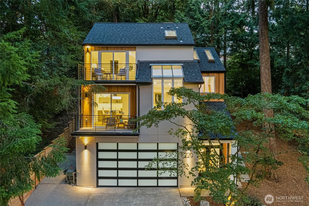 Photo of 220 210th Avenue NE, Sammamish, WA 98074 (MLS # 2436176)