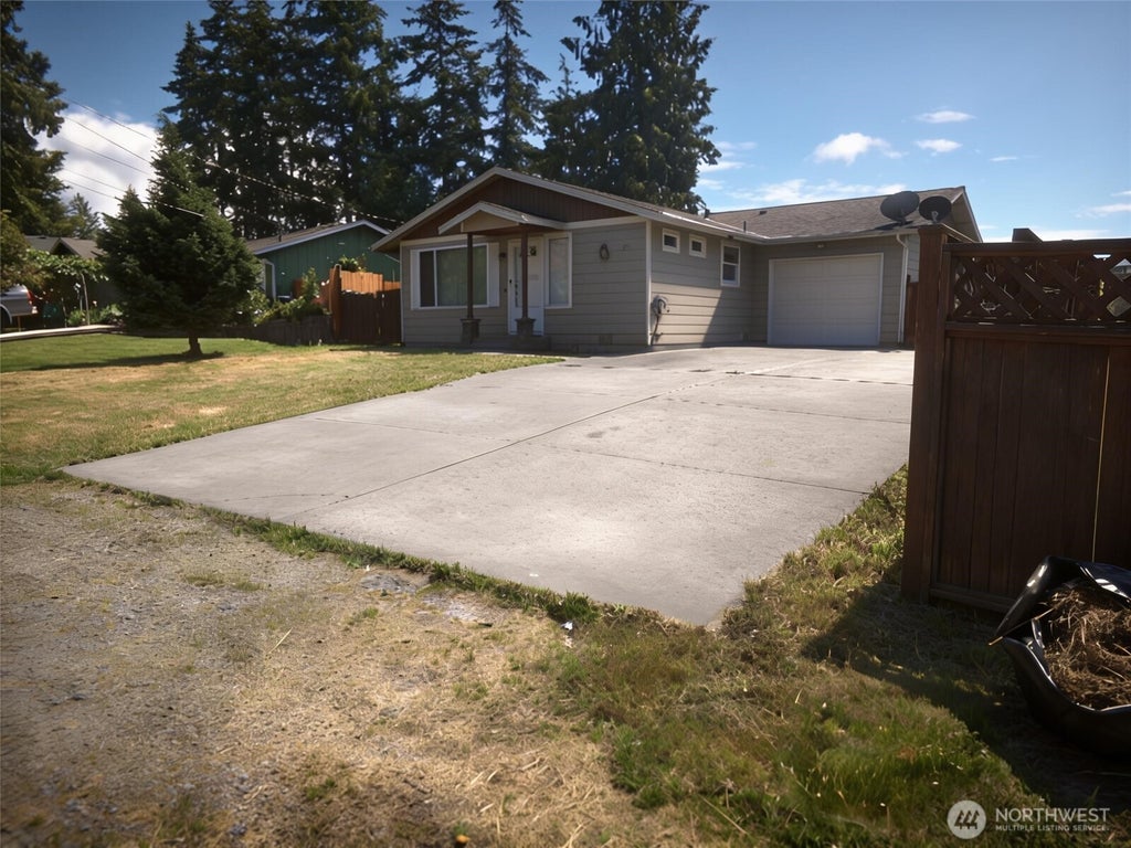 Photo of 2000 E Highland Avenue, Mount Vernon, WA 98273 (MLS # 2574361)