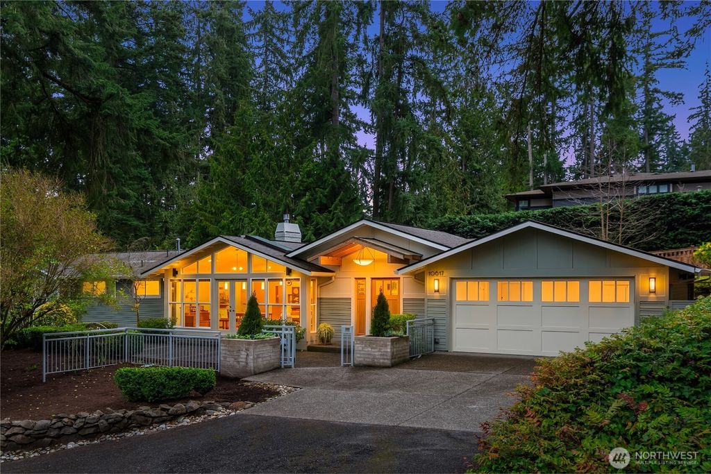 Photo of 10617 SE 18th Street, Bellevue, WA 98004 (MLS # 2487157)