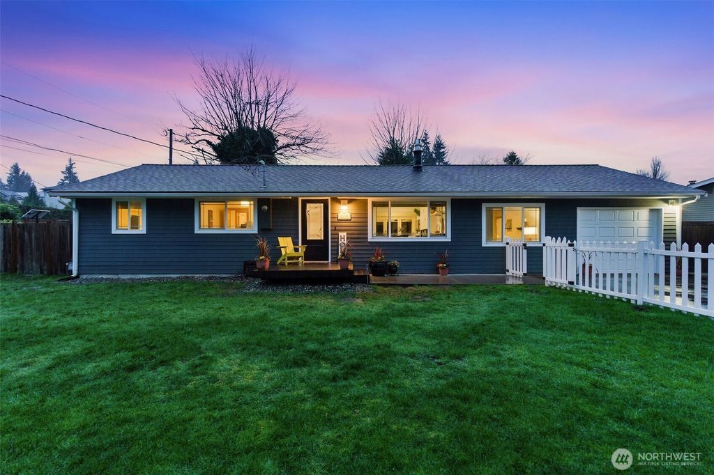 Photo of 15304 Larch Way, Lynnwood, WA 98087 (MLS # 2488592)