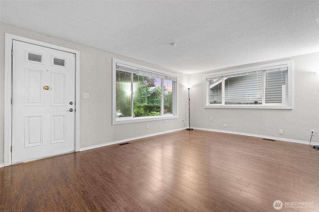Photo of 918 Maple Street, Everett, WA 98201 (MLS # 2525914)