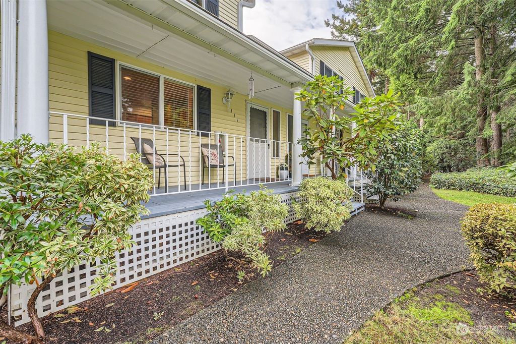 Photo of 111 S 325th Pl Pl, Federal Way, WA 98003 (MLS # 2170411)