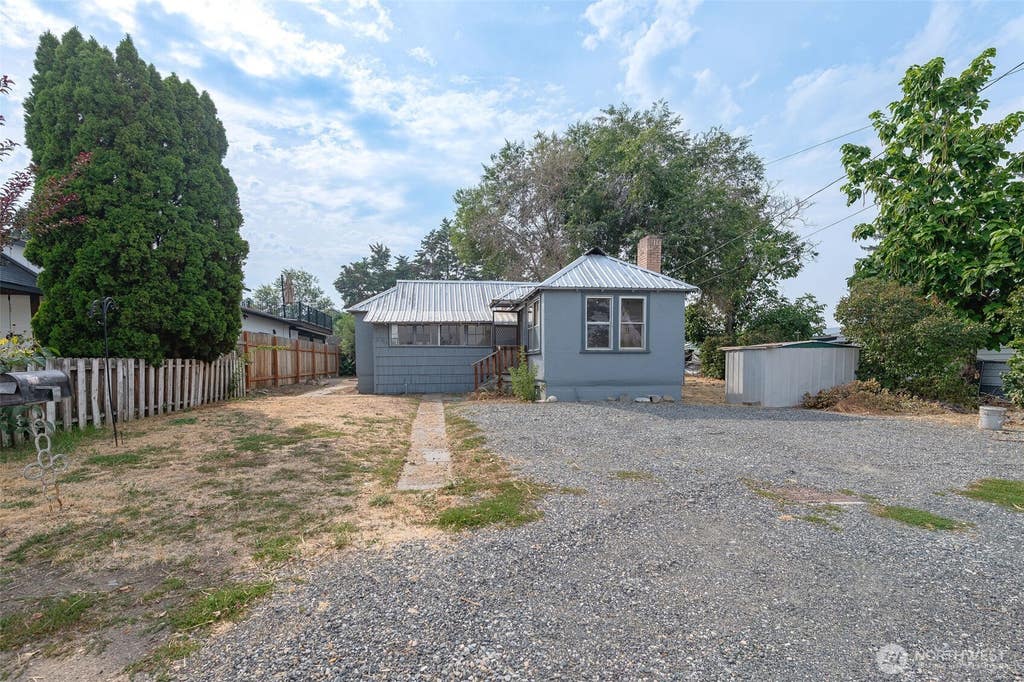 Photo of 504 Ramona Avenue, Wenatchee, WA 98801 (MLS # 2573042)