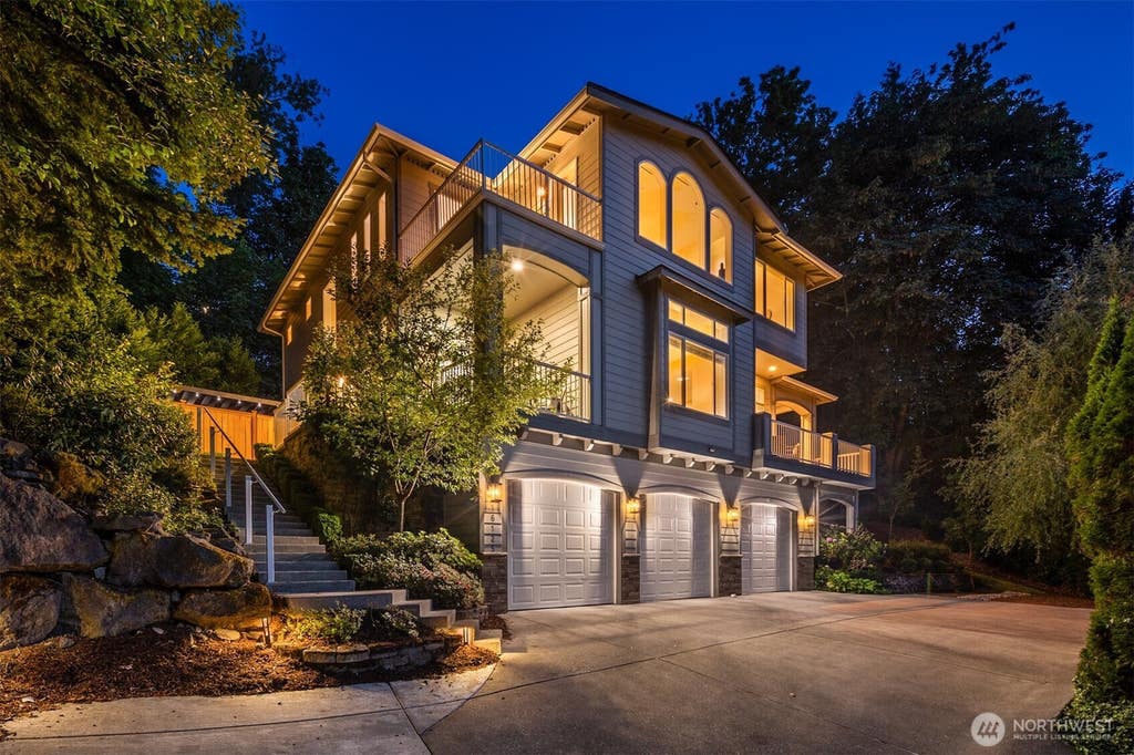 Photo of 16125 SE 44th Way, Bellevue, WA 98006 (MLS # 2561837)