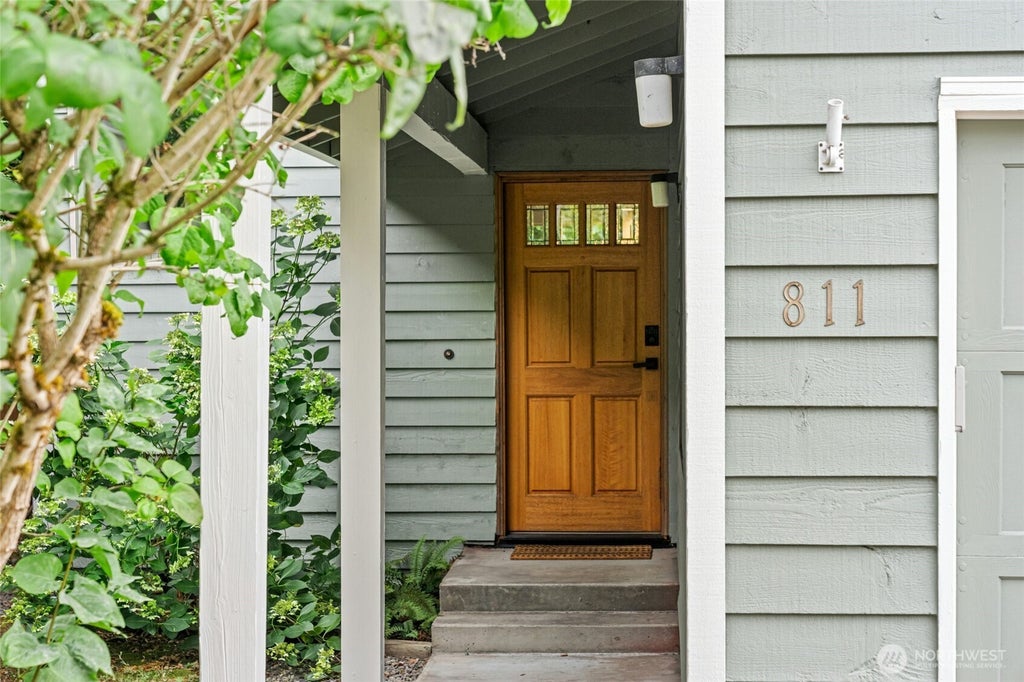 Photo of 811 NE 57th Street, Seattle, WA 98105 (MLS # 2584318)