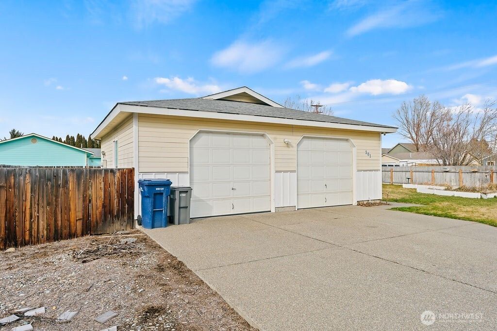Photo of 301 W Helena Avenue, Ellensburg, WA 98926 (MLS # 2492433)