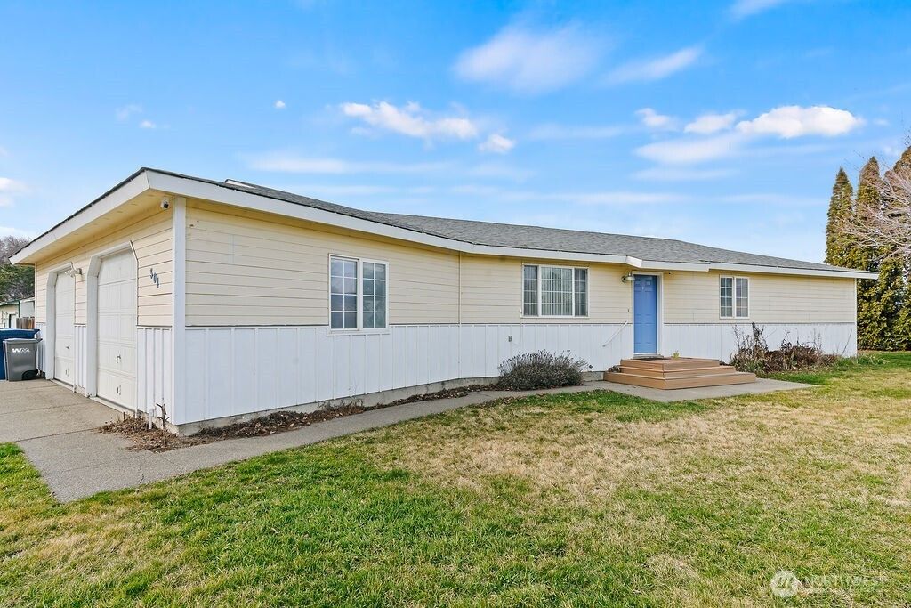 Photo of 301 W Helena Avenue, Ellensburg, WA 98926 (MLS # 2492433)