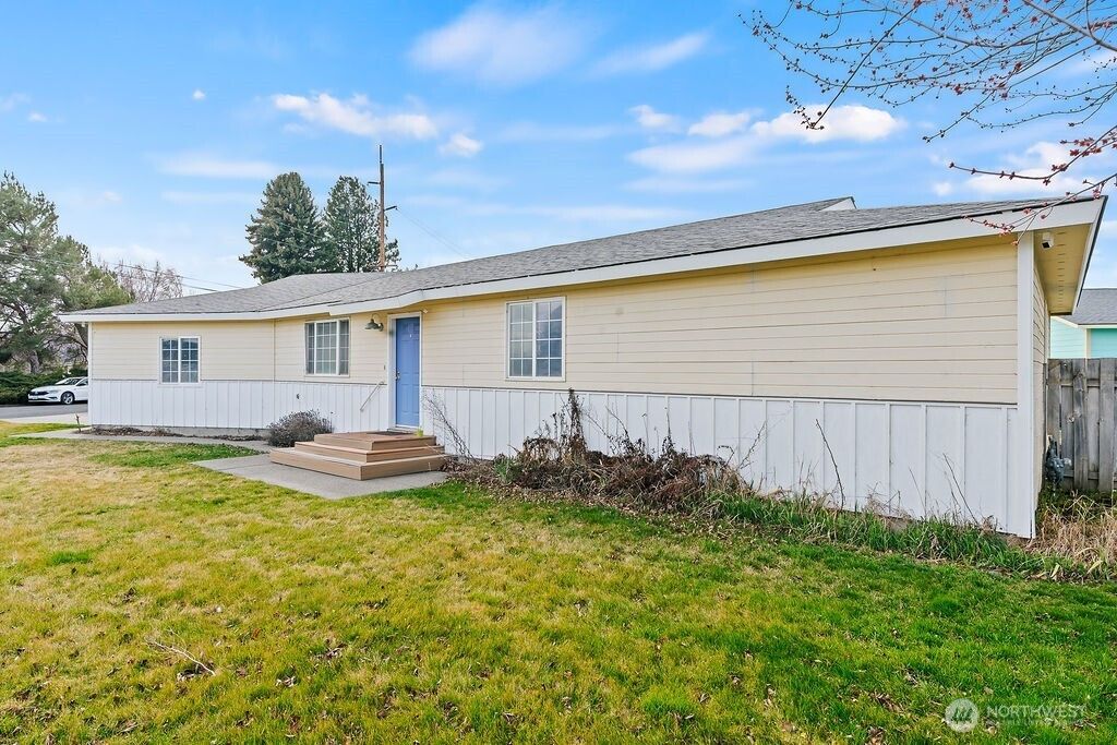 Photo of 301 W Helena Avenue, Ellensburg, WA 98926 (MLS # 2492433)