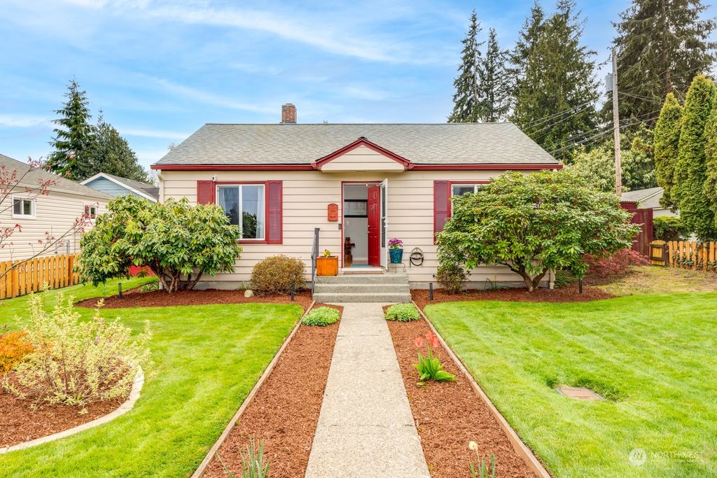 Photo of 2916 17th Street, Everett, WA 98201 (MLS # 2220874)