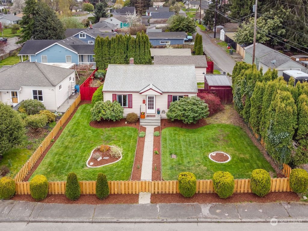 Photo of 2916 17th Street, Everett, WA 98201 (MLS # 2220874)