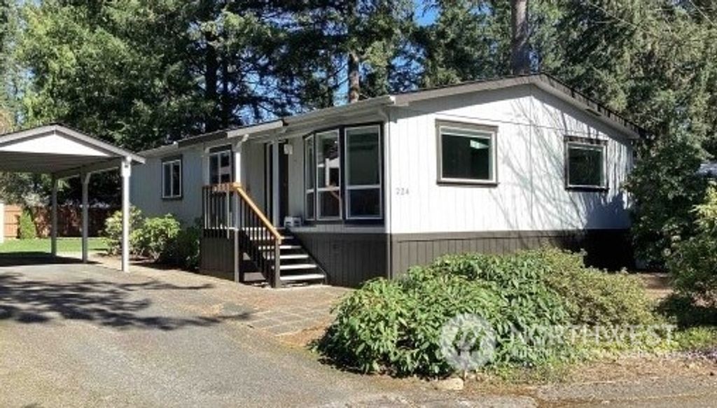 Photo of 18425 NE 95th Street #224, Redmond, WA 98052 (MLS # 2216222)