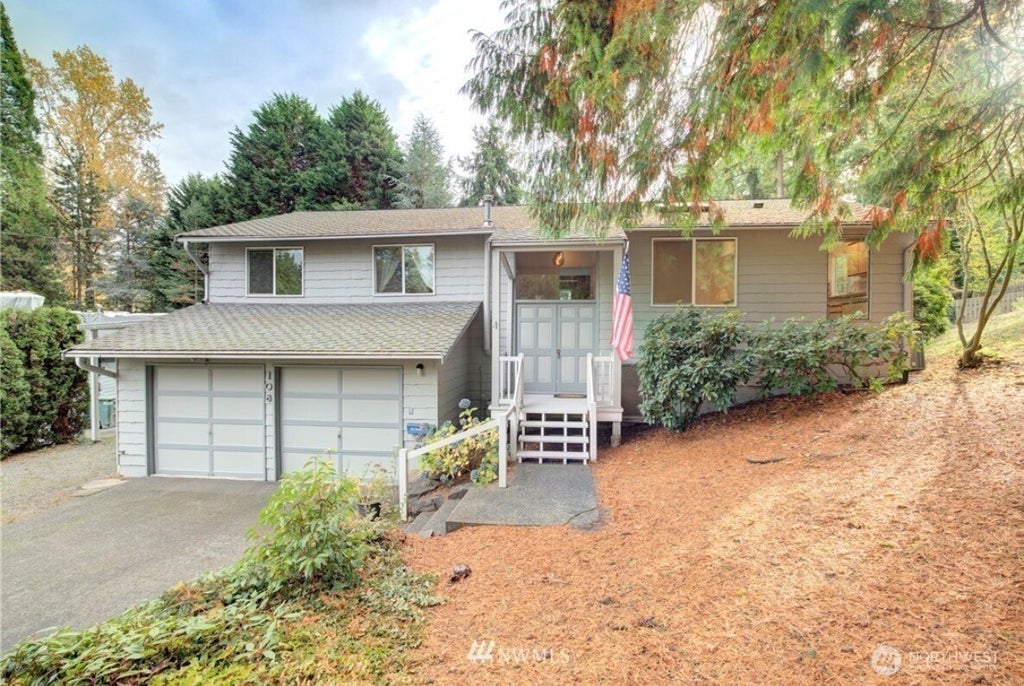 Photo of 108 130th Place NE, Bellevue, WA 98005 (MLS # 2557534)