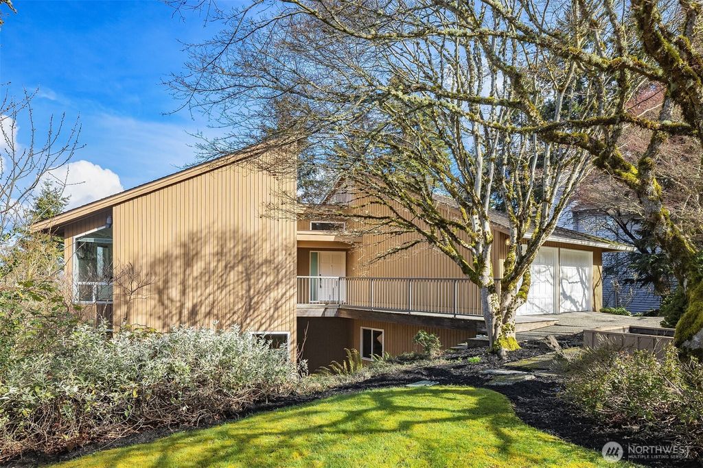 Photo of 13800 SE 43rd Street, Bellevue, WA 98006 (MLS # 2340948)