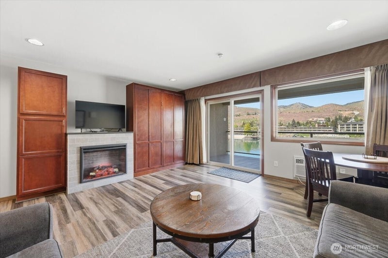 322 W Woodin Avenue 642