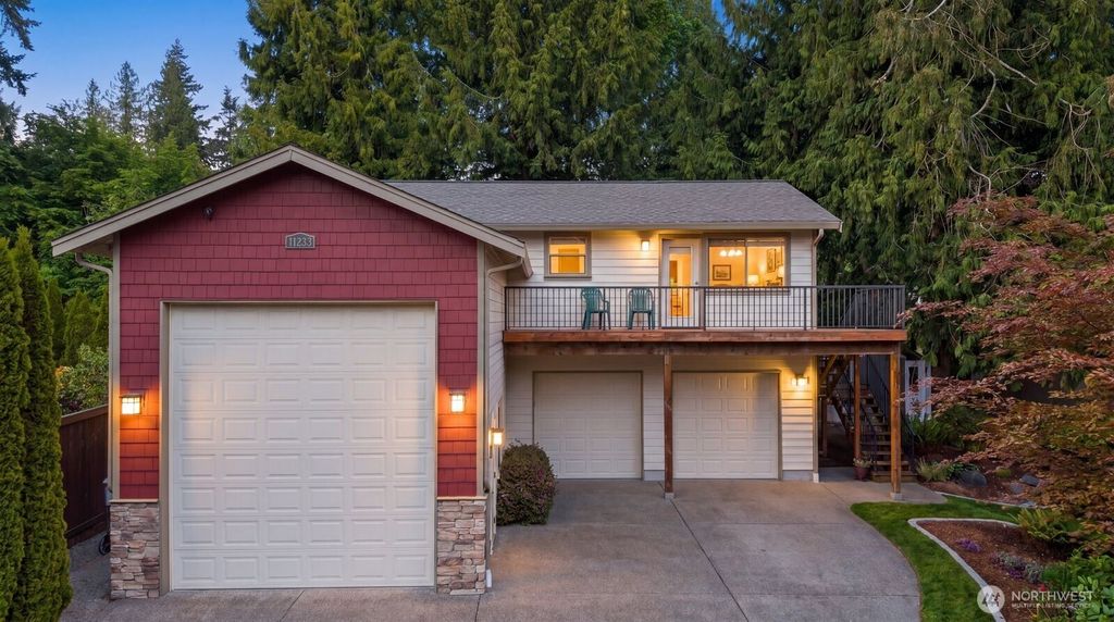 Photo of 11236 108th Ave Ne AVE, Kirkland, WA 98033 (MLS # 2519317)