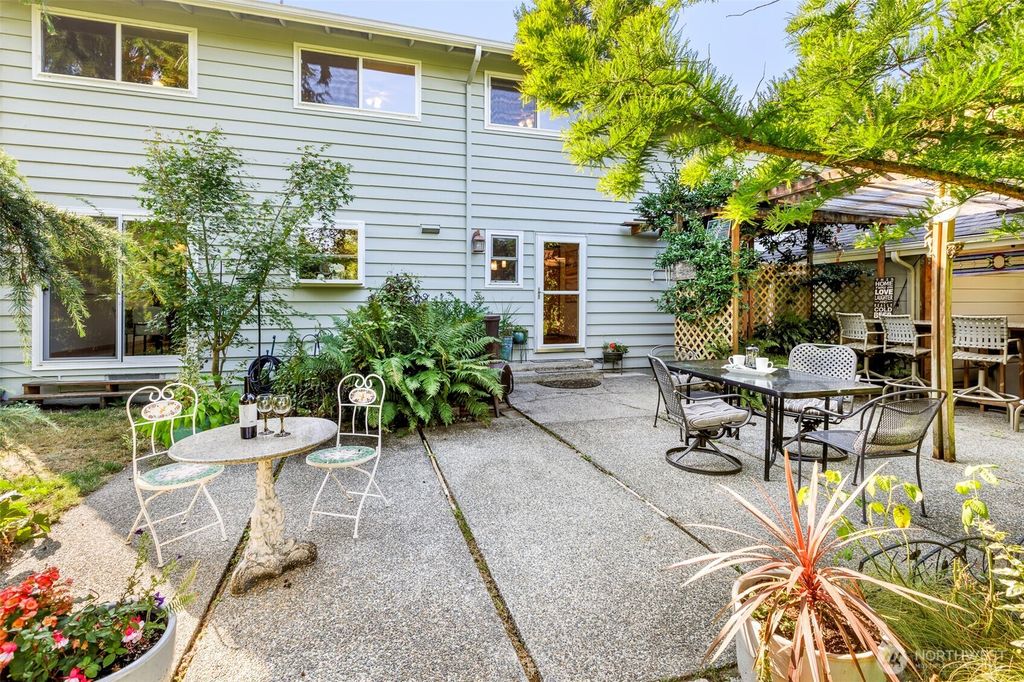 Photo of 12832 NE 84th Street, Kirkland, WA 98033 (MLS # 2436455)