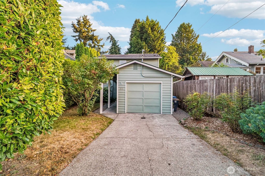 Photo of 811 NE 57th Street, Seattle, WA 98105 (MLS # 2583245)