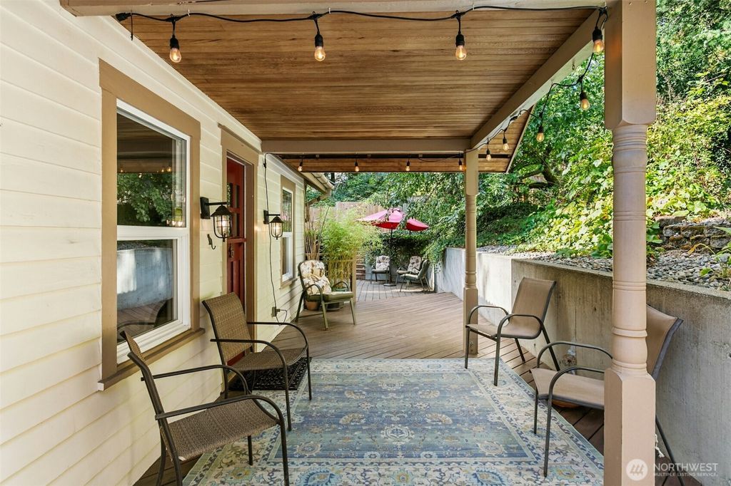 Photo of 18901 61 Avenue NE, Kenmore, WA 98028 (MLS # 2457734)