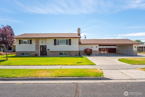 Photo of 917 S Dahlia Drive, Moses Lake, WA 98837 (MLS # 2541837)