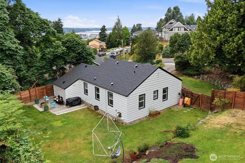 Photo of 555 Windsor Place NE, Renton, WA 98056 (MLS # 2551423)