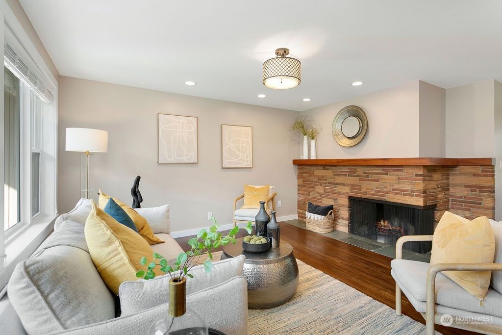 Photo of 16014 Lake Hills Boulevard, Bellevue, WA 98008 (MLS # 2150858)