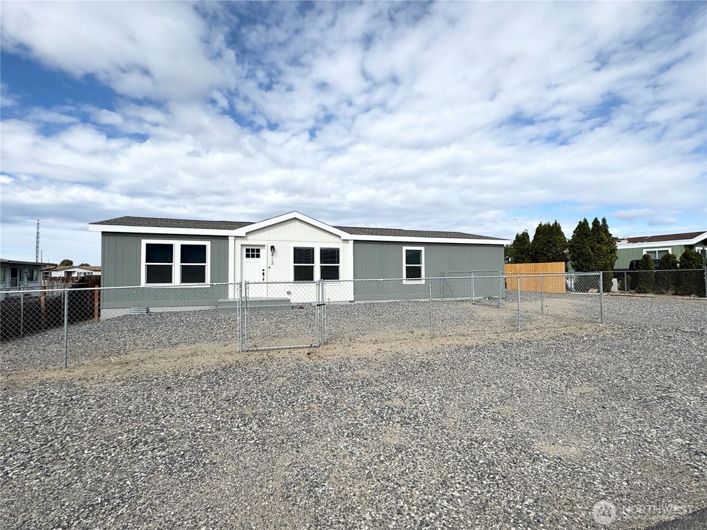 Photo of 412 SW Thunderbird Way, Mattawa, WA 99349 (MLS # 2500615)